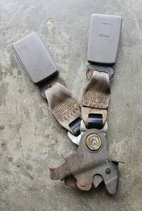 351950 Bendix 88-98 1995 Chevrolet Suburban Tahoe Rear Seat Belt Buckles 2nd Row Gray
