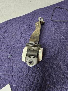 7070085 Bmw 04-10 535i E60 E61 Rear Center Middle Seat Belt Retractor Oem