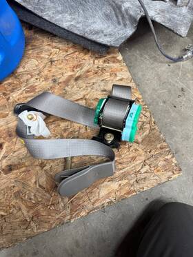 15165783 Chevrolet 15165784 2003-2006 Tahoe Yukon Rear Lh 2nd Row Neutral Seat Belt Retractor Oem.