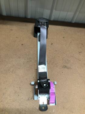 2020306 General Motors 03-07 Chevy Silverado Sierra Right Front Seat Belt Retractor Assembly 69