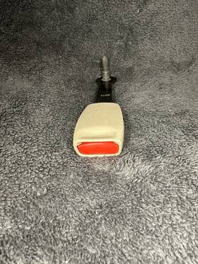 1pg665344 Gm 2003 -2006 Escalade Tahoe Yukon Suburban 2nd Row Seat Belt Buckle Oem Tan