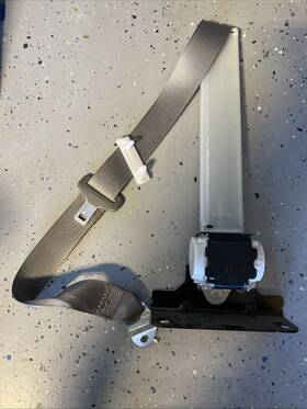 19301675 Gm Oem 14-23 Sierra 1500 Front Seat Belts-center Belt Assy Grey