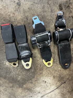 210.po1l85 Porsche 944 Rear Seat Belt Pair