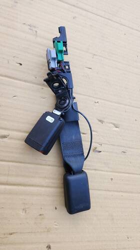 1085942-01-e Tesla Model 3 Rear Middle And Right Seat Belt Buckles 2018