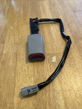 E067902 Toyota 2005 2006 Sequoia Sr5 4-dr Front Right Passenger Side Seat Belt Buckle Oe
