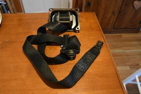 3513285 Volvo 240 245 240dl Left Front Seatbelt